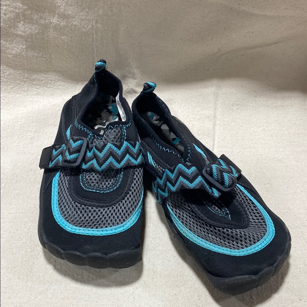 Youth 7-8 Black and Blue Water Shoes